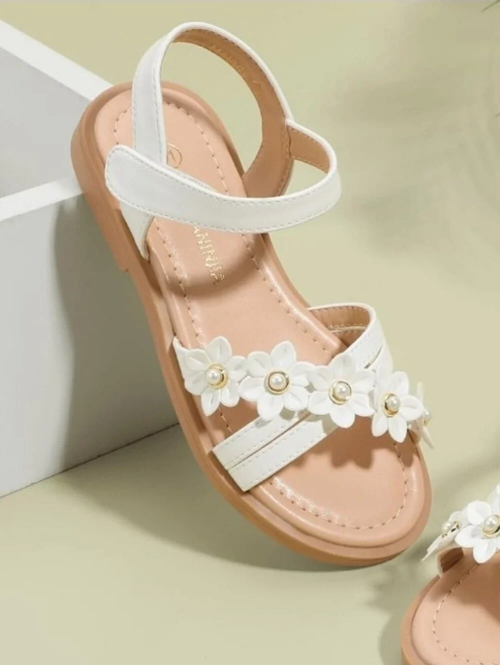 🤍 Like New! White Flower Sandals, Size 2